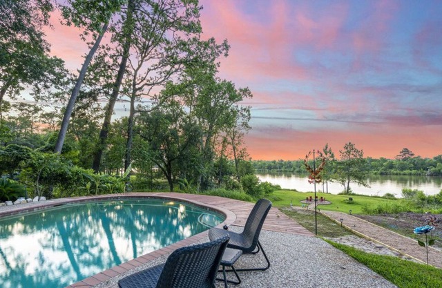 The Oasis-Lakehouse W/Heated Pool, Spa,Arcade, on 1 Acre