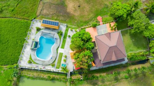 THE OASIS RESORT Casa Bien 3BR, 2TB, Pool,Wifi, Videoke, BBQ, Balcony, Guest , Near Naga City