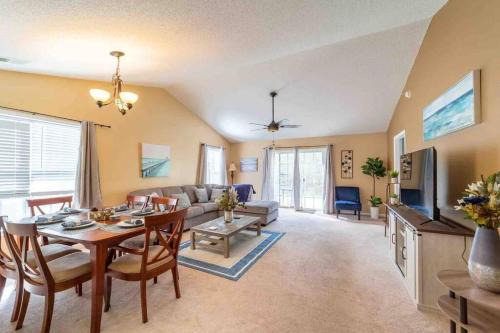 The Oasis w/3br/Wi-Fi/15 Minutes from the beach