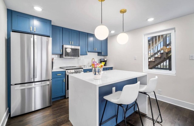 The Octopus House: Coastal Chic 2BR Retreat - Sleeps 6