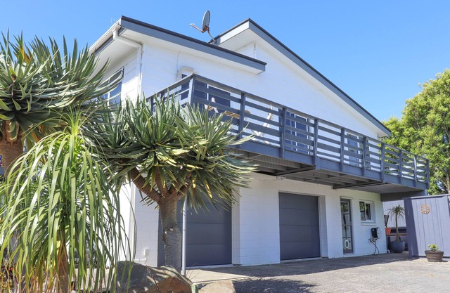 The Ōhope Beach Hideaway: Modern beach house, 3 minutes from white sand beach.