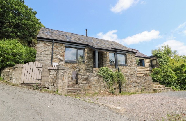 THE OLD BARN, pet friendly, with open fire in Aberaeron