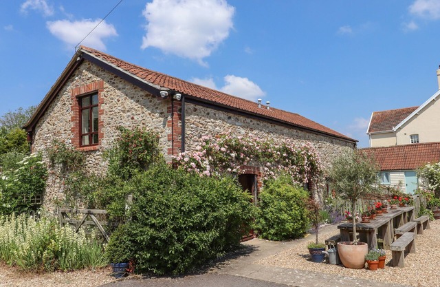 THE OLD BARN, pet friendly, with open fire in Colyton