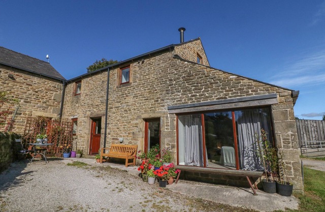 THE OLD CART HOUSE, family friendly, with open fire in Edale