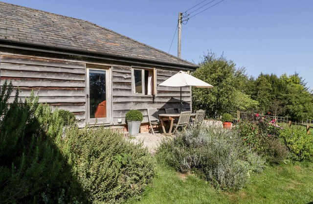 THE OLD CART SHED, pet friendly, with a garden in Rockbourne