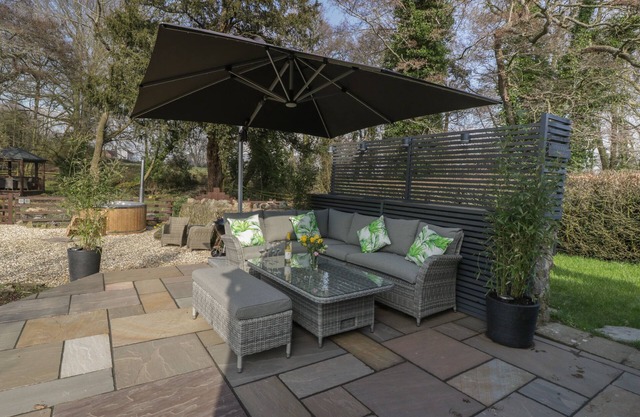 THE OLD CIDER HOUSE, pet friendly, with hot tub in Hanley Swan