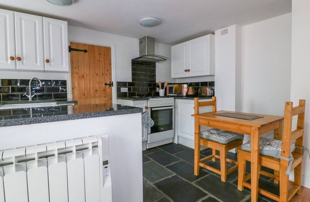 THE OLD COACH HOUSE, pet friendly, character holiday cottage in Roche