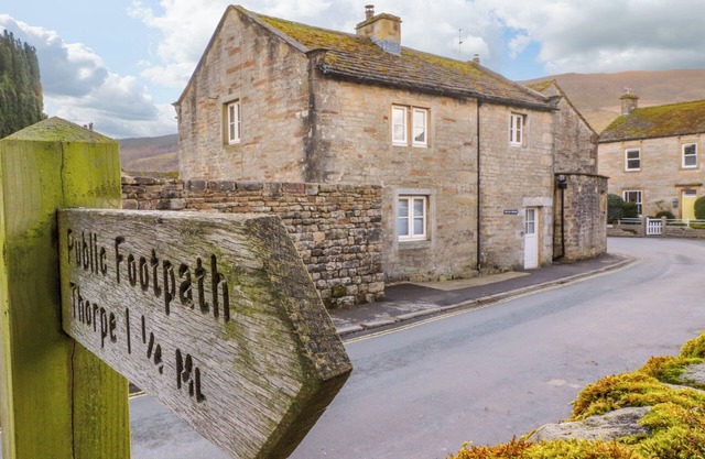 THE OLD COBBLERS, pet friendly, with open fire in Grassington