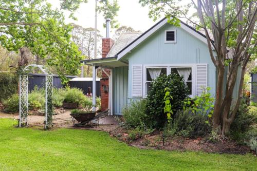 The Old Cottage - Country Couples Retreat