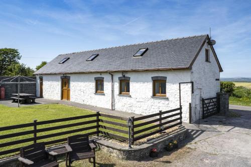 The Old Cow Barn - A barn sleeping 8 guests close to Pendine and Laugharne