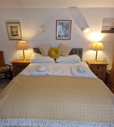 The Old Dairy, comfy 1 bedroom apartment with lounge,bathroom and kitchenette near town, pubs and walks