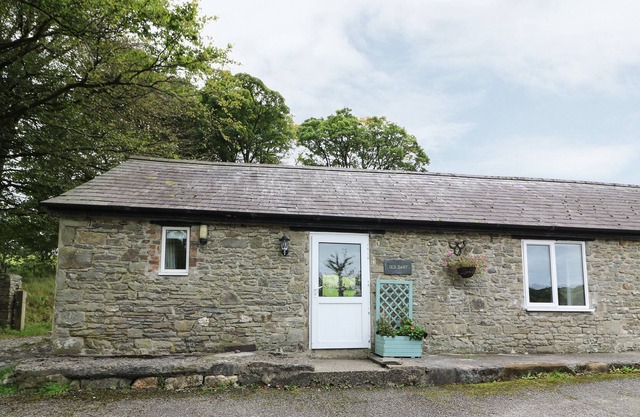 THE OLD DAIRY, pet friendly, country holiday cottage in Llandysul