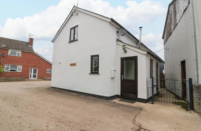 THE OLD DAIRY, pet friendly, character holiday cottage in Allensmore