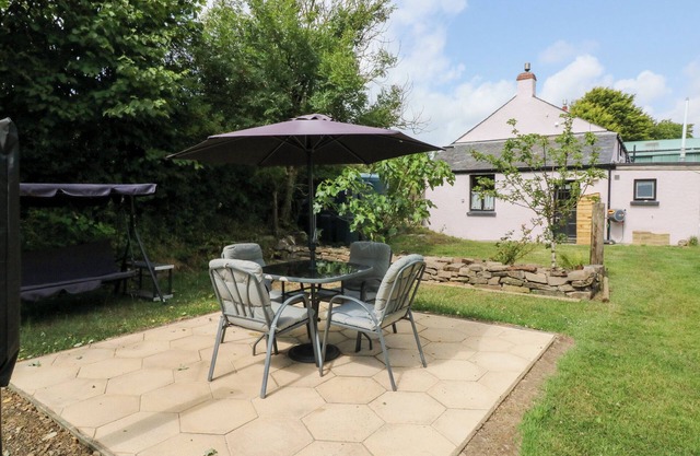 THE OLD FORGE COTTAGE, pet friendly, with a garden in Kilkhampton