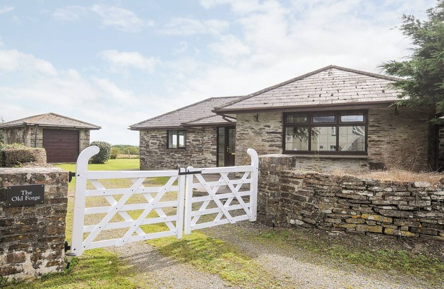 THE OLD FORGE, pet friendly, with a garden in Trerulefoot