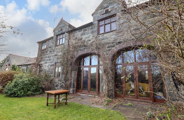 THE OLD GRANARY, pet friendly, character holiday cottage in Conwy