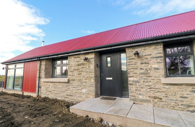 THE OLD HOUSE, BALURE, pet friendly, with open fire in Lismore