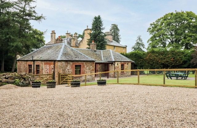 THE OLD LAUNDRY COTTAGE, pet friendly, with a garden in Perth