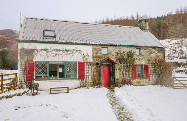 THE OLD MILL, admite mascotas, con chimenea en Cannich, Ref 1001630