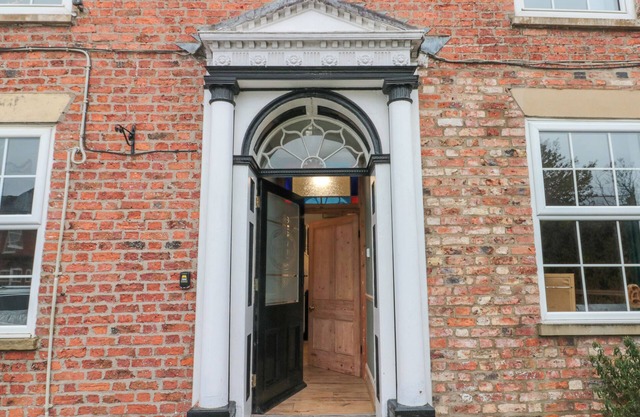 THE OLD POST OFFICE, pet friendly, with hot tub in York
