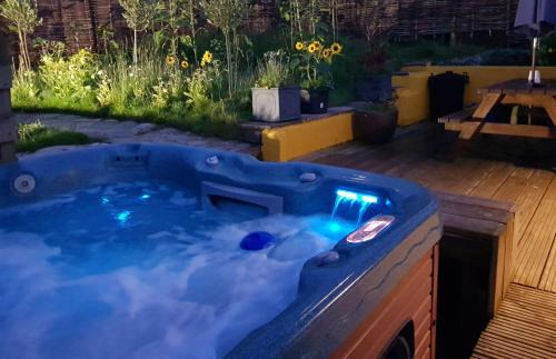The Old Potting Shed with hot tub. Colan, Newquay.