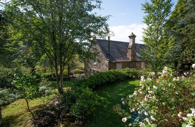 The Old School, Hume - sleeping 4 guests in 2 bedrooms