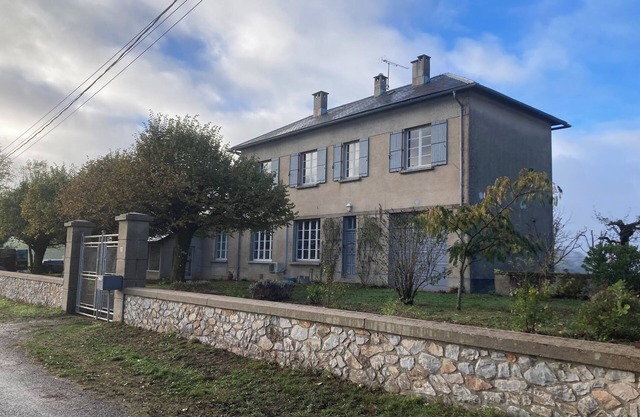 "The old school" in authentic southern French village with high ceilings inside and out