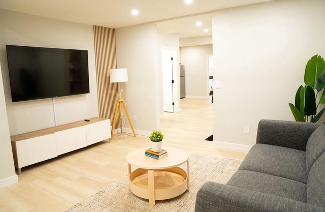 The Old Trafford - Stylish 2 bedroom suite | Banff | YYC Airport | U of C | SAIT