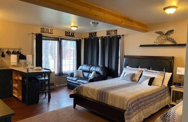 The Orca at AlaskInn - Oceanside suite