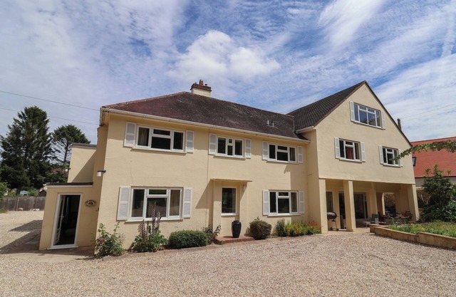 THE ORCHARD COUNTRY HOUSE, pet friendly, with open fire in Lyme Regis