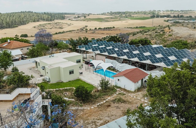 2 Vacation units sleep up to 10 people in Kefar Uriya with AC, pool and jacuzi