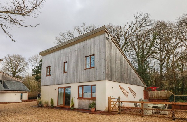 THE OUTLOOK, pet friendly, with hot tub in Crowcombe