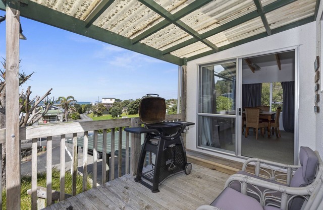 THE OUTLOOK - WHANGAUMU BAY HOLIDAY HOME in Welllingtons Bay