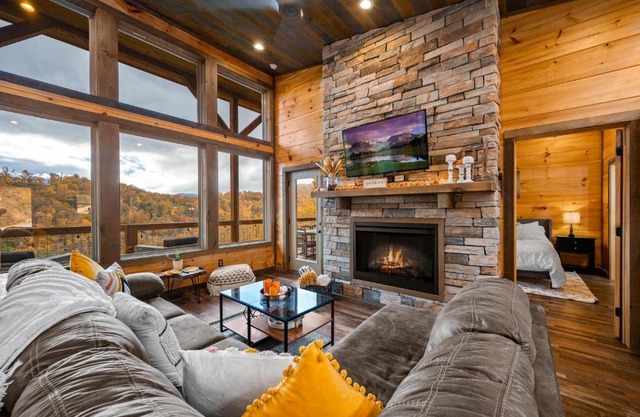 The Overlook - '21 Cabin - Gorgeous Unobstructed Views - Fire Pit Table - GameRm - HotTub - Xbox - Lots of Bears