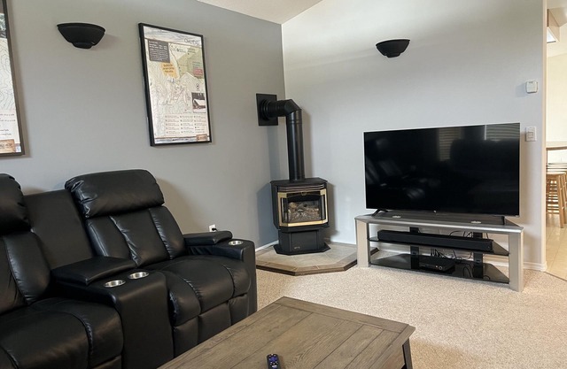 The Owlhead Place - King beds, privacy and a backyard minutes from the beach!