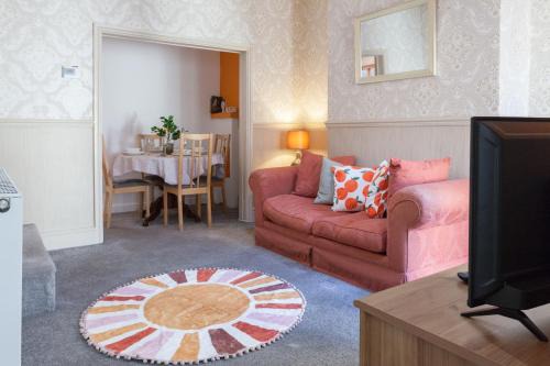 The Oxton Club, Games Room with a Pool Table, by Anfield Stadium, 7 Beds, Garden, Equipped for Long & Short Terms Stays, Families & Contractors Welcome