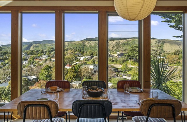 THE PAINTBOX - RAUMATI SOUTH HOLIDAY HOME in Raumati South