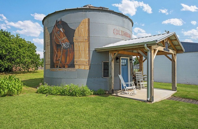 The Painted Silos - The Horse Bin. Elgin, Ft Sill and Lawton areas.