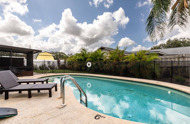 🌴The Palm House🌴 Modern Retreat with Heated Pool ~ 10 min to Beach!