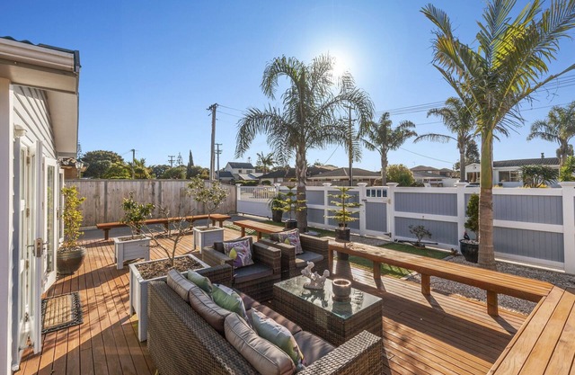 THE PALM RETREAT - OREWA HOLIDAY HOME, family friendly in Orewa