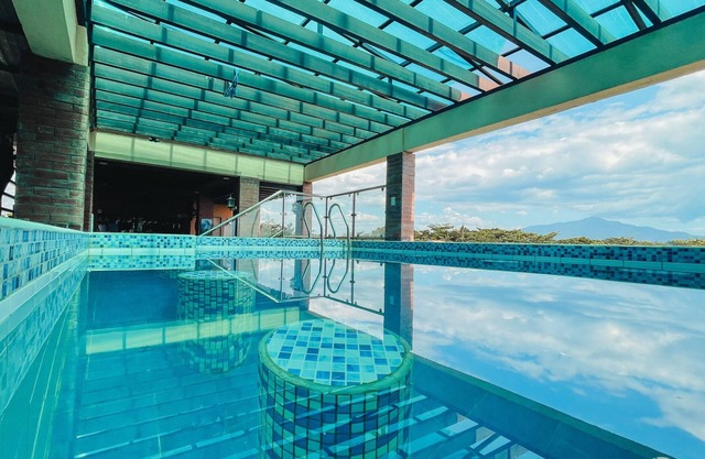 The Palms Resort & Bar