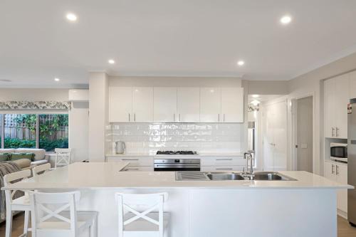 The panorama retreat- sleeps 12, aircon, brand new, great multifamily stay, beach, wineries, golf