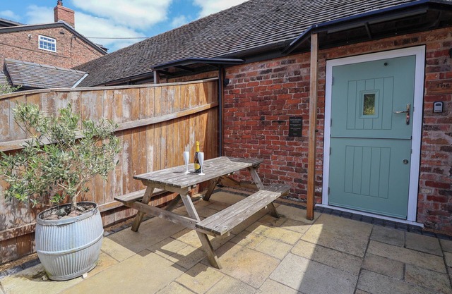 THE PARLOUR, family friendly, character holiday cottage in Chester