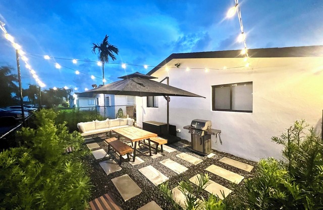 The Pass Through - Brand New 2 - 1 Modern Villa