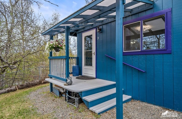 The Peaceful Cottage- minutes from the airport and downtown!
