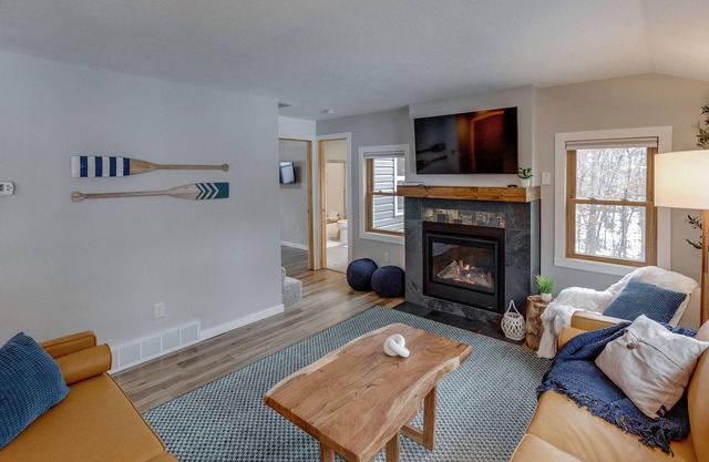 The Peaceful Nest Lakefront/ Beach/dock/ firepit/Pontoon rental/ pet friendly