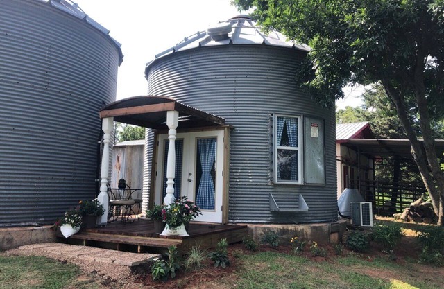 The Peacock Room - Rustic Farm Stay in a Grain Bin
