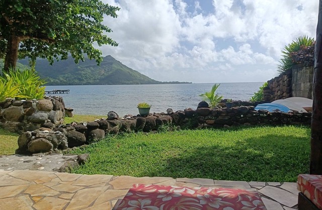 La Perla de Moorea Fare Honu Waterfront con su playa para una estancia romántica