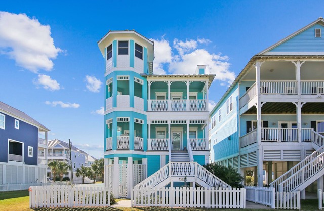 The Pelican Perch | Modern Home, Close to Beach!