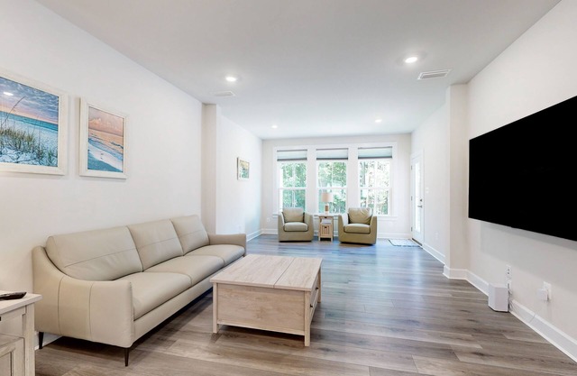 The Peninsula townhome w/ indoor/outdoor pools, on-site golf & tennis/pickleball